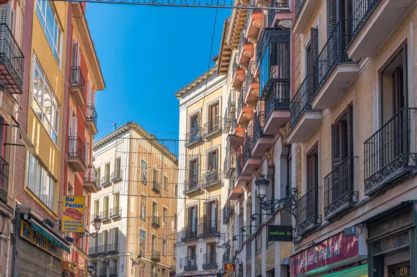 MADRID, SPAIN - 10 Kasım 2022 İspanya 'nın Madrid kentindeki Plaza Belediye Başkanı etrafındaki sokak ve binaların manzarası