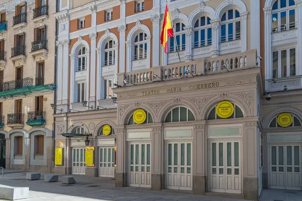 MADRID, İspanya - 6 Kasım 2022: Madrid, İspanya 'daki Maria Guerrero Tiyatrosu cephesi, 1885 yılında inşa edilen neoklasik bir bina. Valle-Inclan tiyatrosu ile birlikte Ulusal Drama Merkezi 'nin (CDN) merkezidir.