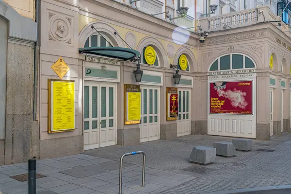 MADRID, İspanya - 6 Kasım 2022: Madrid, İspanya 'daki Maria Guerrero Tiyatrosu cephesi, 1885 yılında inşa edilen neoklasik bir bina. Valle-Inclan tiyatrosu ile birlikte Ulusal Drama Merkezi 'nin (CDN) merkezidir.