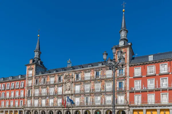 İspanya 'nın Madrid şehrinde ikonik Plaza Belediye Başkanı' ndaki (ana meydan) binalar