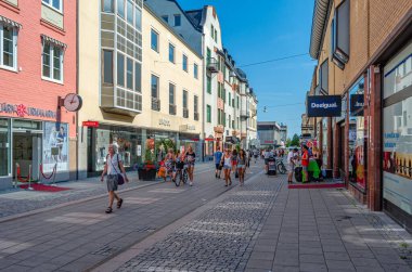 UPPSALA, SWEDEN - 26 Temmuz 2014: İsveç 'in Uppsala kentindeki bir alışveriş caddesinin görüntüsü