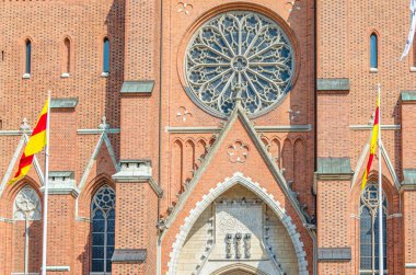 İsveç 'in Uppsala kentindeki Gotik Lüterci kilisesi olan Uppsala Katedrali' nin mimari ayrıntıları 1435 yılında açıldı.