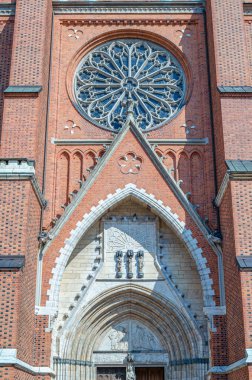 İsveç 'in Uppsala kentindeki Gotik Lüterci kilisesi olan Uppsala Katedrali' nin mimari ayrıntıları 1435 yılında açıldı.