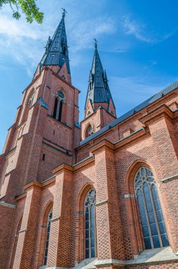 Uppsala Katedrali, Uppsala, İsveç 'te bulunan ve 1435 yılında hizmete giren Lutheran Gotik Kilisesi, İskandinavya' nın en yüksek kilise binasıdır. Aslen bir Katolik katedrali olarak inşa edilmiş ve İsveç krallarının taç giyme törenlerinin yapıldığı yer, B tarafından kontrol edilmektedir.