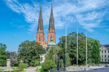 Uppsala Katedrali, Uppsala, İsveç 'te bulunan ve 1435 yılında hizmete giren Lutheran Gotik Kilisesi, İskandinavya' nın en yüksek kilise binasıdır. Aslen bir Katolik katedrali olarak inşa edilmiş ve İsveç krallarının taç giyme törenlerinin yapıldığı yer, B tarafından kontrol edilmektedir.