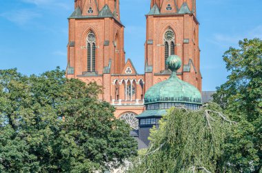 Uppsala Katedrali, Uppsala, İsveç 'te bulunan ve 1435 yılında hizmete giren Lutheran Gotik Kilisesi, İskandinavya' nın en yüksek kilise binasıdır. Aslen bir Katolik katedrali olarak inşa edilmiş ve İsveç krallarının taç giyme törenlerinin yapıldığı yer, B tarafından kontrol edilmektedir.