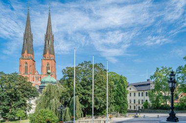 Uppsala Katedrali, Uppsala, İsveç 'te bulunan ve 1435 yılında hizmete giren Lutheran Gotik Kilisesi, İskandinavya' nın en yüksek kilise binasıdır. Aslen bir Katolik katedrali olarak inşa edilmiş ve İsveç krallarının taç giyme törenlerinin yapıldığı yer, B tarafından kontrol edilmektedir.