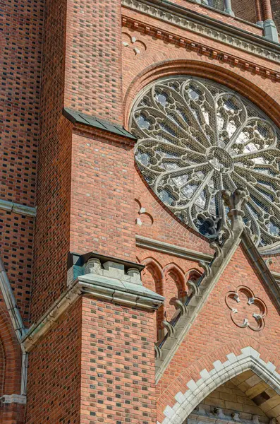 İsveç 'in Uppsala kentindeki Gotik Lüterci kilisesi olan Uppsala Katedrali' nin mimari ayrıntıları 1435 yılında açıldı.