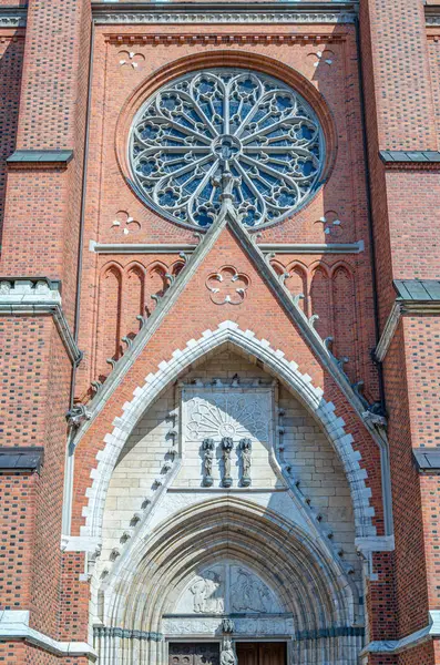 İsveç 'in Uppsala kentindeki Gotik Lüterci kilisesi olan Uppsala Katedrali' nin mimari ayrıntıları 1435 yılında açıldı.