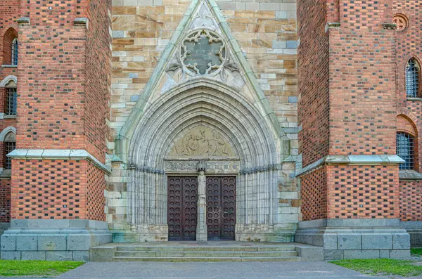 İsveç 'in Uppsala kentindeki Gotik Lüterci kilisesi olan Uppsala Katedrali' nin mimari ayrıntıları 1435 yılında açıldı.