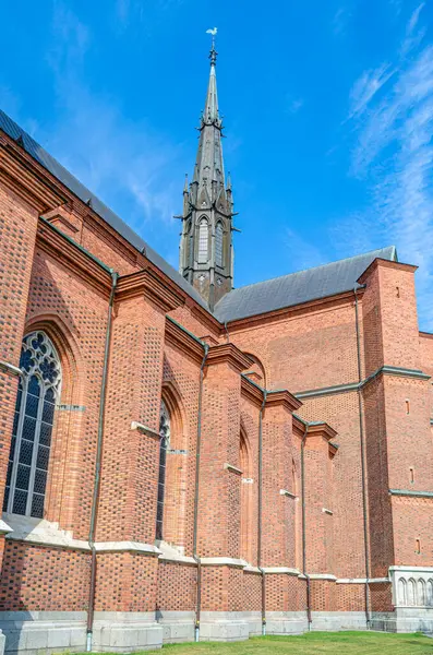 Uppsala Katedrali, Uppsala, İsveç 'te bulunan ve 1435 yılında hizmete giren Lutheran Gotik Kilisesi, İskandinavya' nın en yüksek kilise binasıdır. Aslen bir Katolik katedrali olarak inşa edilmiş ve İsveç krallarının taç giyme törenlerinin yapıldığı yer, B tarafından kontrol edilmektedir.