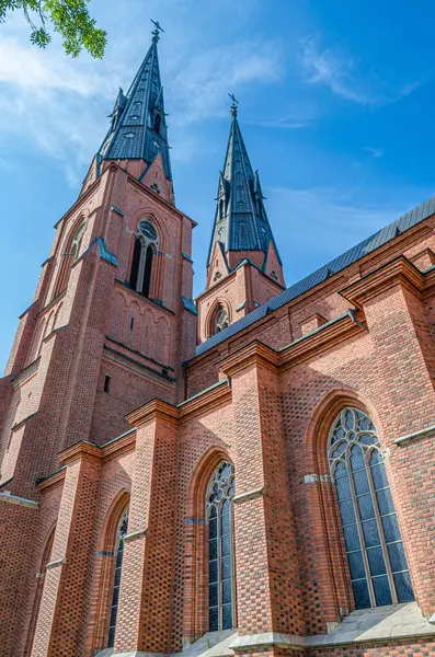 Uppsala Katedrali, Uppsala, İsveç 'te bulunan ve 1435 yılında hizmete giren Lutheran Gotik Kilisesi, İskandinavya' nın en yüksek kilise binasıdır. Aslen bir Katolik katedrali olarak inşa edilmiş ve İsveç krallarının taç giyme törenlerinin yapıldığı yer, B tarafından kontrol edilmektedir.