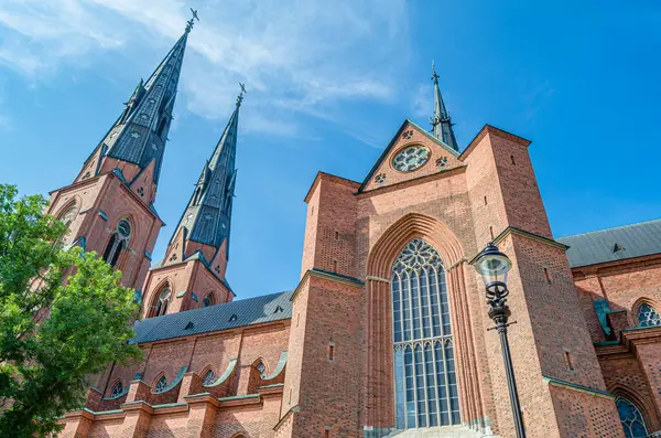 Uppsala Katedrali, Uppsala, İsveç 'te bulunan ve 1435 yılında hizmete giren Lutheran Gotik Kilisesi, İskandinavya' nın en yüksek kilise binasıdır. Aslen bir Katolik katedrali olarak inşa edilmiş ve İsveç krallarının taç giyme törenlerinin yapıldığı yer, B tarafından kontrol edilmektedir.