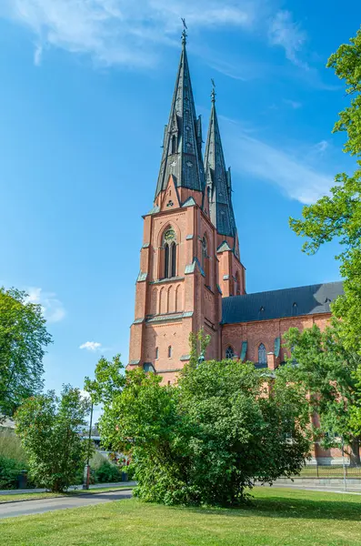 Uppsala Katedrali, Uppsala, İsveç 'te bulunan ve 1435 yılında hizmete giren Lutheran Gotik Kilisesi, İskandinavya' nın en yüksek kilise binasıdır. Aslen bir Katolik katedrali olarak inşa edilmiş ve İsveç krallarının taç giyme törenlerinin yapıldığı yer, B tarafından kontrol edilmektedir.