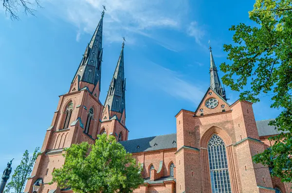 Uppsala Katedrali, Uppsala, İsveç 'te bulunan ve 1435 yılında hizmete giren Lutheran Gotik Kilisesi, İskandinavya' nın en yüksek kilise binasıdır. Aslen bir Katolik katedrali olarak inşa edilmiş ve İsveç krallarının taç giyme törenlerinin yapıldığı yer, B tarafından kontrol edilmektedir.