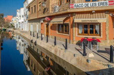 EL PALMAR, İspanya - 28 Aralık 2019: Paella ve diğer pirinç yemekleri konusunda uzmanlaşmış tipik bir restoranın cephesi, İspanya 'nın Valencia kentindeki Albufera Doğal Parkı' nda yer almaktadır.