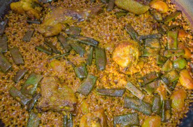 Valencia 'lı tipik bir yemek olan Valencia paella, İspanyol mutfağının en iyi bilinen yemeklerinden biridir. Valencia paella (paella valenciana) 'nın orijinal tarifi olduğuna ve Valencia pilavı (bomba pilavı), zeytinyağı, tavşan, tavuk, sa