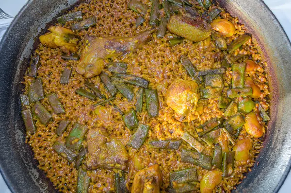 Valencia 'lı tipik bir yemek olan Valencia paella, İspanyol mutfağının en iyi bilinen yemeklerinden biridir. Valencia paella (paella valenciana) 'nın orijinal tarifi olduğuna ve Valencia pilavı (bomba pilavı), zeytinyağı, tavşan, tavuk, sa
