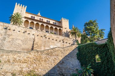 PALMA, İspanya - 11 Ocak 2015: The Royal Palace of La Almudaina, İspanya 'nın Mallorca kentinde bulunan kraliyet sarayı. İspanyol kraliyet ailesinin resmi konutlarından biri.