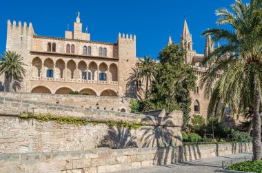 PALMA, İspanya - 12 Ocak 2015: La Almudaina Kraliyet Sarayı Palma, Mallorca, Balear Adaları 'nın kraliyet kalesidir. İspanyol kraliyet ailesinin resmi konutlarından biri.