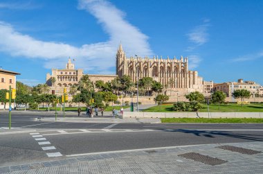 PALMA, İspanya - 11 Ocak 2015: Palma Katedrali (La Seu olarak da bilinir), Palma Körfezi, Mallorca, Balearic Adaları kıyısına inşa edilen Gotik Katolik katedrali
