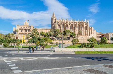 PALMA, İspanya - 11 Ocak 2015: Palma Katedrali (La Seu olarak da bilinir), Palma Körfezi, Mallorca, Balearic Adaları kıyısına inşa edilen Gotik Katolik katedrali