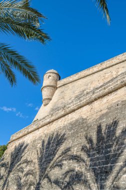 PALMA, İspanya - 11 Ocak 2015: Baluard de Sant Pere, Palma, Mallorca, Balear Adaları 'nın eski Rönesans duvarının bir parçası, 1575 yılında dikildi. Günümüzde, Palma Modern ve Çağdaş Sanatlar Müzesi 2004 yılında açıldı.