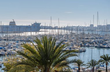 PALMA, İspanya - 11 Ocak 2015: Palma, Mallorca limanının havadan görünüşü, İspanya