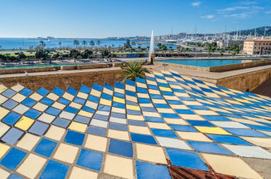 PALMA, İspanya - 11 Ocak 2015: Palma, Mallorca, Balear Adaları 'ndaki Ses Voltes açık hava tiyatrosunun renkli çatısı. 1980 'lerin sonlarında, mimar Elies Torres Rönesans surları içinde inşa etmek için görevlendirildi.