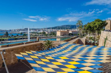 PALMA, İspanya - 11 Ocak 2015: Palma, Mallorca, Balear Adaları 'ndaki Ses Voltes açık hava tiyatrosunun renkli çatısı. 1980 'lerin sonlarında, mimar Elies Torres Rönesans surları içinde inşa etmek için görevlendirildi.