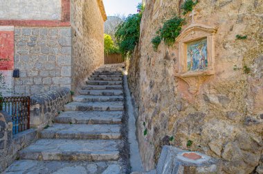 DEIA, İspanya - 10 Ocak 2015: İspanya 'nın Balear Adaları' ndaki Deia, Mallorca köyünün mezarlığına giden yol, Haç İstasyonları 'ndan (Via Crucis) sahnelerle dolu küçük şapellerle doludur. Her bir istasyon bağışlandı ve bir lo tarafından korundu.