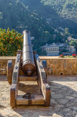 İspanya 'nın Balearic Adaları' ndaki Deia, Mallorca köyündeki bir perspektifte top.
