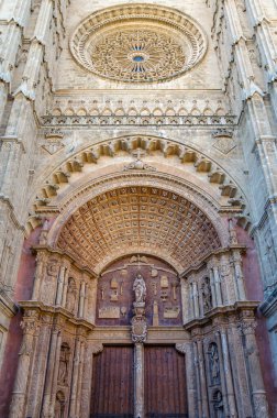 Palma 'nın Santa Maria Katedrali (La Seu olarak da bilinir) Palma, Mallorca, Balearic Adaları' nda bulunan Levantine Gotik tarzı bir Katolik katedralidir.