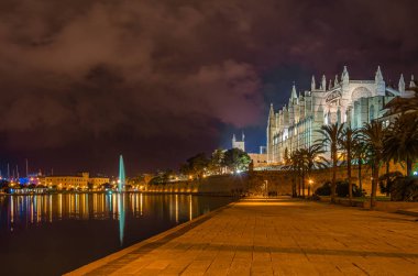 Palma Santa Maria Katedrali (La Seu olarak da bilinir) Palma, Mallorca, Balearic Adaları, İspanya 'da bulunan bir Levantine Gotik tarzı Katolik katedrali.