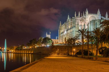 Palma Santa Maria Katedrali (La Seu olarak da bilinir) Palma, Mallorca, Balearic Adaları, İspanya 'da bulunan bir Levantine Gotik tarzı Katolik katedrali.