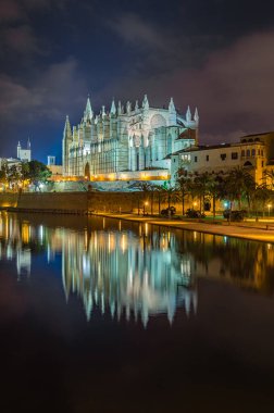 Palma Santa Maria Katedrali (La Seu olarak da bilinir) Palma, Mallorca, Balearic Adaları, İspanya 'da bulunan bir Levantine Gotik tarzı Katolik katedrali.