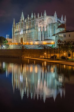 Palma Santa Maria Katedrali (La Seu olarak da bilinir) Palma, Mallorca, Balearic Adaları, İspanya 'da bulunan bir Levantine Gotik tarzı Katolik katedrali.