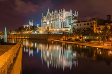 Palma Santa Maria Katedrali (La Seu olarak da bilinir) Palma, Mallorca, Balearic Adaları, İspanya 'da bulunan bir Levantine Gotik tarzı Katolik katedrali.