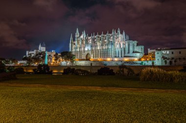 Palma Santa Maria Katedrali (La Seu olarak da bilinir) Palma, Mallorca, Balearic Adaları, İspanya 'da bulunan bir Levantine Gotik tarzı Katolik katedrali.