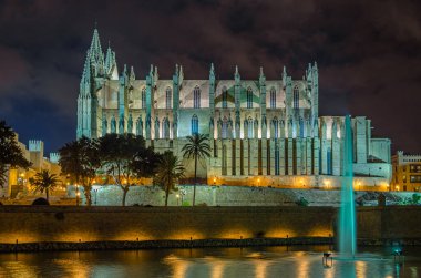 Palma Santa Maria Katedrali (La Seu olarak da bilinir) Palma, Mallorca, Balearic Adaları, İspanya 'da bulunan bir Levantine Gotik tarzı Katolik katedrali.
