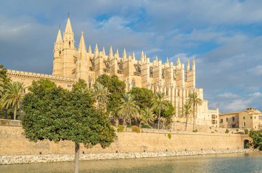 Palma Santa Maria Katedrali 'nin (La Seu olarak da bilinir) günbatımı manzarası, Palma, Mallorca, Balearic Adaları, İspanya' da bulunan bir Levantine Gotik tarzı Katolik katedrali.