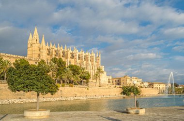 Palma Santa Maria Katedrali 'nin (La Seu olarak da bilinir) günbatımı manzarası, Palma, Mallorca, Balearic Adaları, İspanya' da bulunan bir Levantine Gotik tarzı Katolik katedrali.
