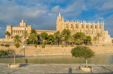 Palma Santa Maria Katedrali 'nin (La Seu olarak da bilinir) günbatımı manzarası, Palma, Mallorca, Balearic Adaları, İspanya' da bulunan bir Levantine Gotik tarzı Katolik katedrali.