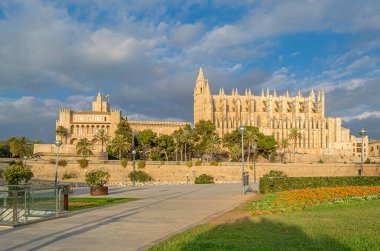 Palma Santa Maria Katedrali 'nin (La Seu olarak da bilinir) günbatımı manzarası, Palma, Mallorca, Balearic Adaları, İspanya' da bulunan bir Levantine Gotik tarzı Katolik katedrali.