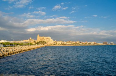 Palma Santa Maria Katedrali 'nin (La Seu olarak da bilinir) günbatımı manzarası, Palma, Mallorca, Balearic Adaları, İspanya' da bulunan bir Levantine Gotik tarzı Katolik katedrali.