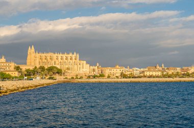 Palma Santa Maria Katedrali 'nin (La Seu olarak da bilinir) günbatımı manzarası, Palma, Mallorca, Balearic Adaları, İspanya' da bulunan bir Levantine Gotik tarzı Katolik katedrali.