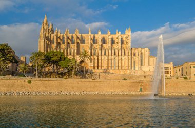 Palma Santa Maria Katedrali 'nin (La Seu olarak da bilinir) günbatımı manzarası, Palma, Mallorca, Balearic Adaları, İspanya' da bulunan bir Levantine Gotik tarzı Katolik katedrali.