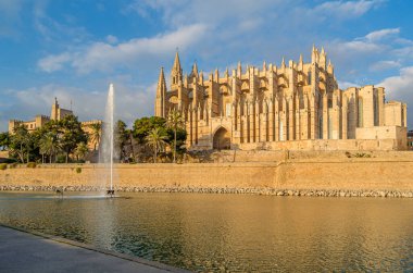 Palma Santa Maria Katedrali 'nin (La Seu olarak da bilinir) günbatımı manzarası, Palma, Mallorca, Balearic Adaları, İspanya' da bulunan bir Levantine Gotik tarzı Katolik katedrali.
