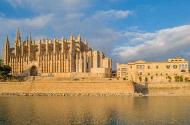 Palma Santa Maria Katedrali 'nin (La Seu olarak da bilinir) günbatımı manzarası, Palma, Mallorca, Balearic Adaları, İspanya' da bulunan bir Levantine Gotik tarzı Katolik katedrali.