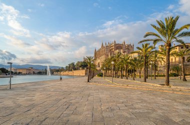 Palma Santa Maria Katedrali 'nin (La Seu olarak da bilinir) günbatımı manzarası, Palma, Mallorca, Balearic Adaları, İspanya' da bulunan bir Levantine Gotik tarzı Katolik katedrali.